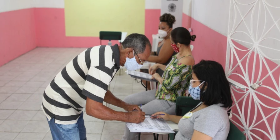 Eleitor vota em seção eleitoral vazia em bairro da capital