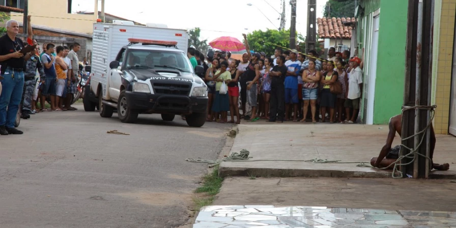 Xandão tentou assaltar, foi amarrado em poste e agredido até a morte