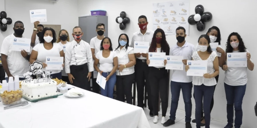 Formandos do curso de culinária, que foi realizado pelo projeto Gratitute, exibem diplomas