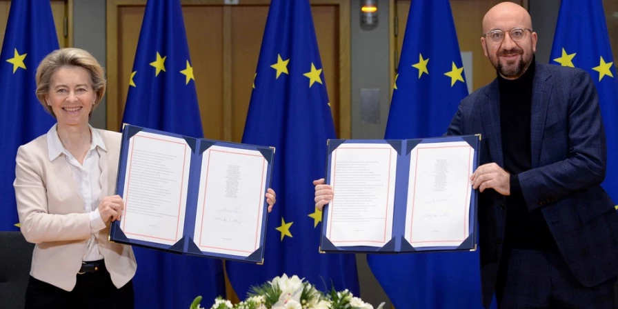 ​Os presidentes da Comissão Europeia, Ursula von der Leyen, e do Conselho Europeu, Charles Michel, exibem o acordo comercial do Brexit assinado, em Bruxelas