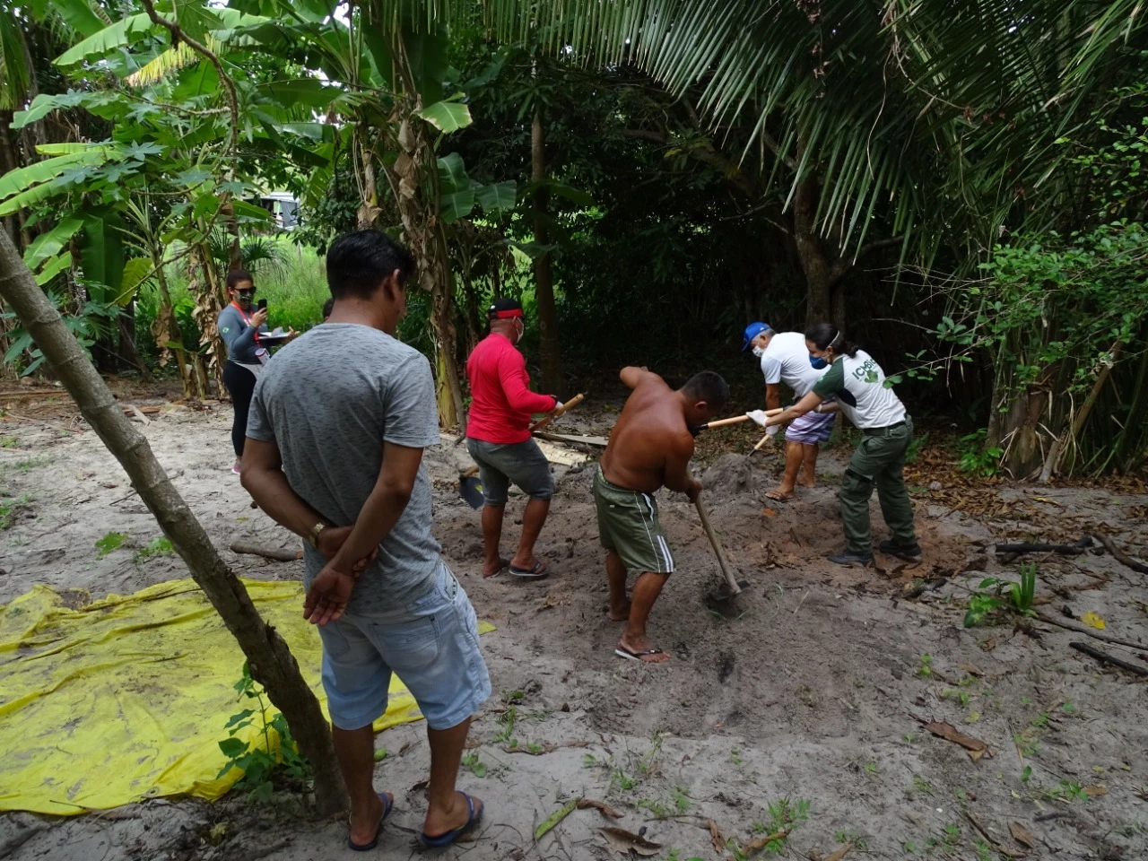 Moradores enterraram o filhote de peixe-boi, após retirada de material genético por equipe do ICMBio. (Foto: Divulgação)