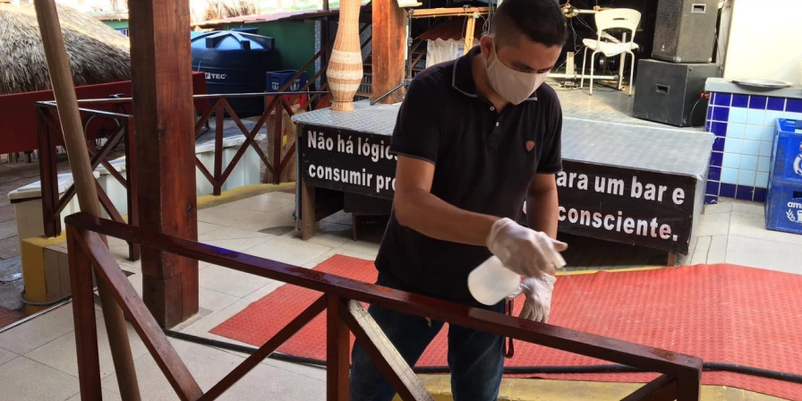 Com aumento dos casos, há eventos sendo cancelados; os bares mantêm medidas sanitárias rígidas