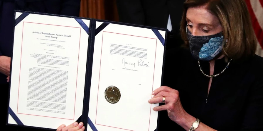 A presidente da Câmara dos EUA, Nancy Pelosi, exibe documento do segundo impeachment de Trump