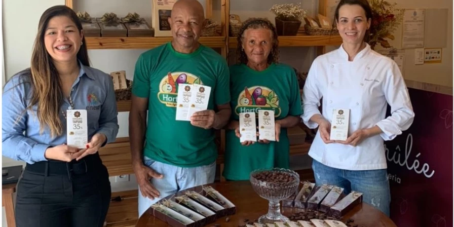 Agricultores com a chef Fernanda Lisboa com o chocolate embalado