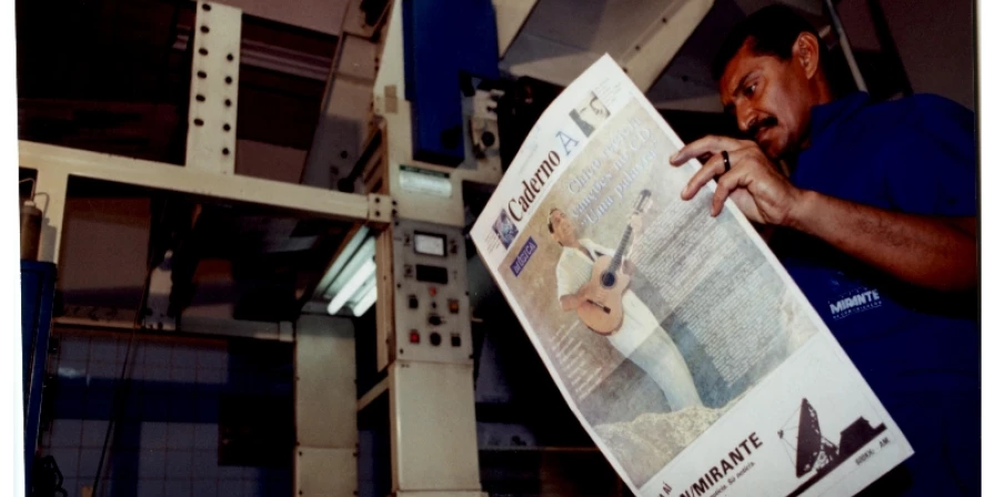 Parque industrial de O Estado, em 1999; o jornal já tinha cor