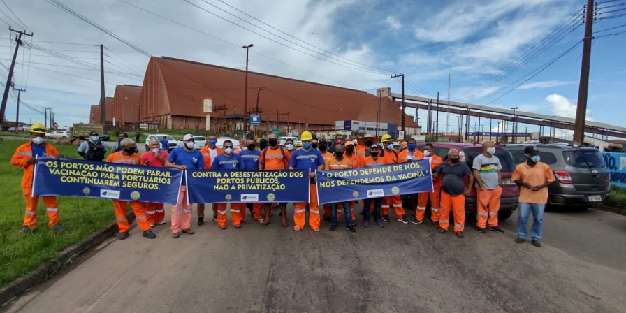 Os trabalhadores portuários protestaram pacificamente esta manhã