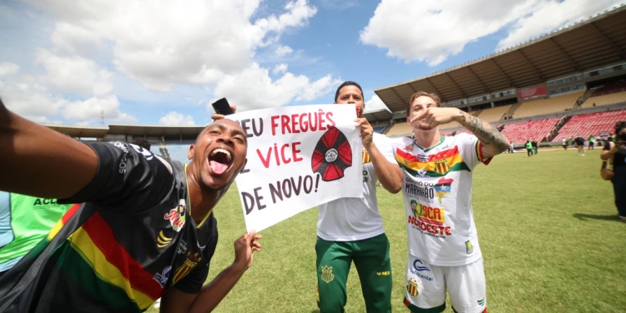 Jogadores do Sampaio provocam o rival após o apito final