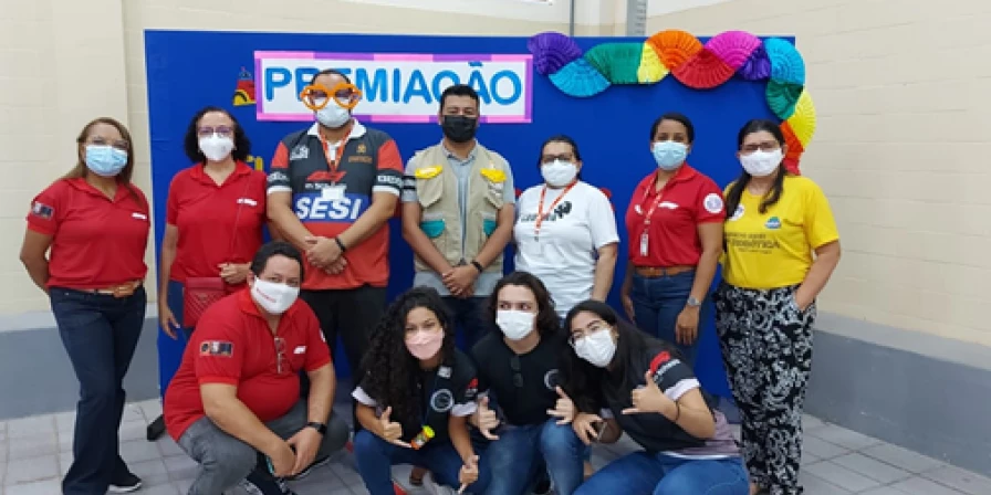 Equipe do SESI com alunos vencedores do Torneio de Robótica na F1 Schoolss