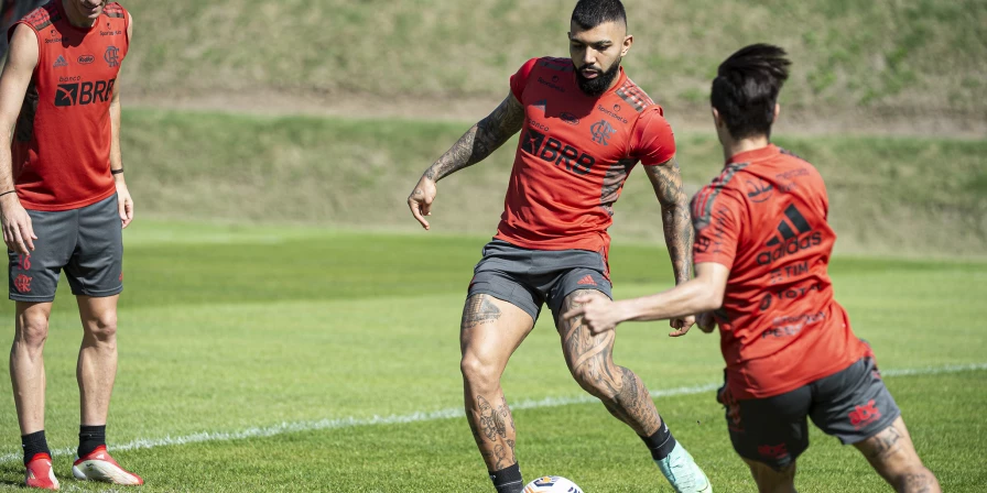 Renato tem três titulares foram do jogo com problemas musculares, Filipe Luís, Diego Ribas e Bruno Henrique