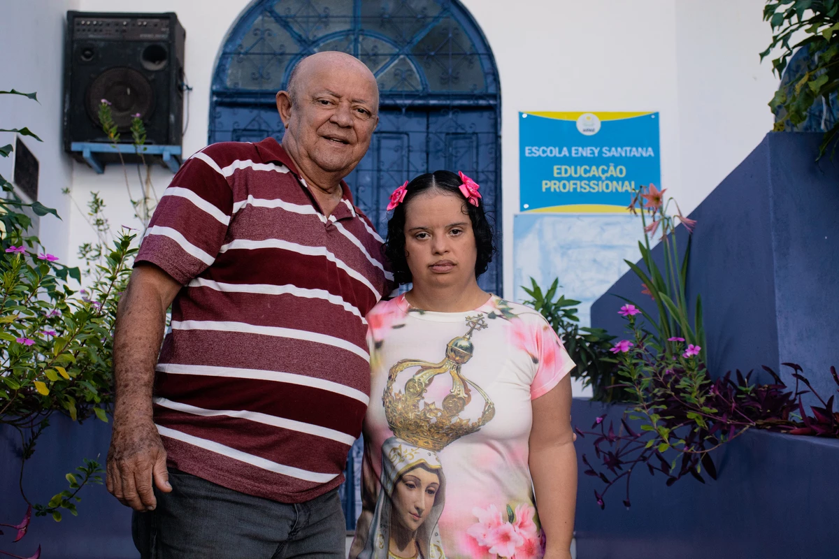 O aposentado José Luiz da Silva se sente abençoado com a filha caçula Alenilce, que tem 39 anos