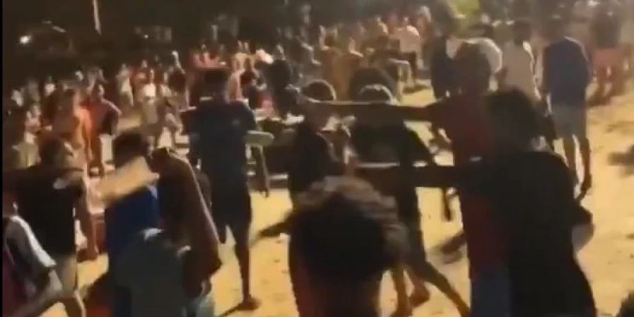 Muitas pessoas participaram de festa na areia da praia do Calhau; houve confusão