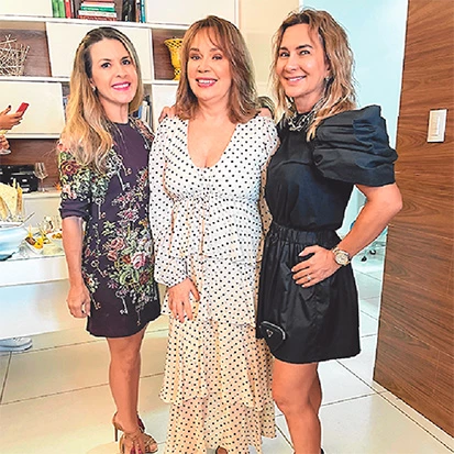 Hosana Reis entre Guga Fernandes e Val Paulino - a empresária confirmou a coluna que agora é colaboradora permanente da revista do shopping Cidade Jardim, em São Paulo, compartilhando dicas de viagens. Sua estreia foi na edição passada, em que dava sugestões sobre Atins, paraíso maranhense que entrou definitivamente no radar do mundo. Val nos contou que a repercussão da matéria foi a maior que a publicação já recebeu até hoje na seção de viagens. O Maranhão bomba!