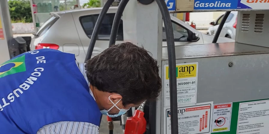 Fiscal da Agência Nacional de Petróleo interdita bomba de postos de combustível em São Luís