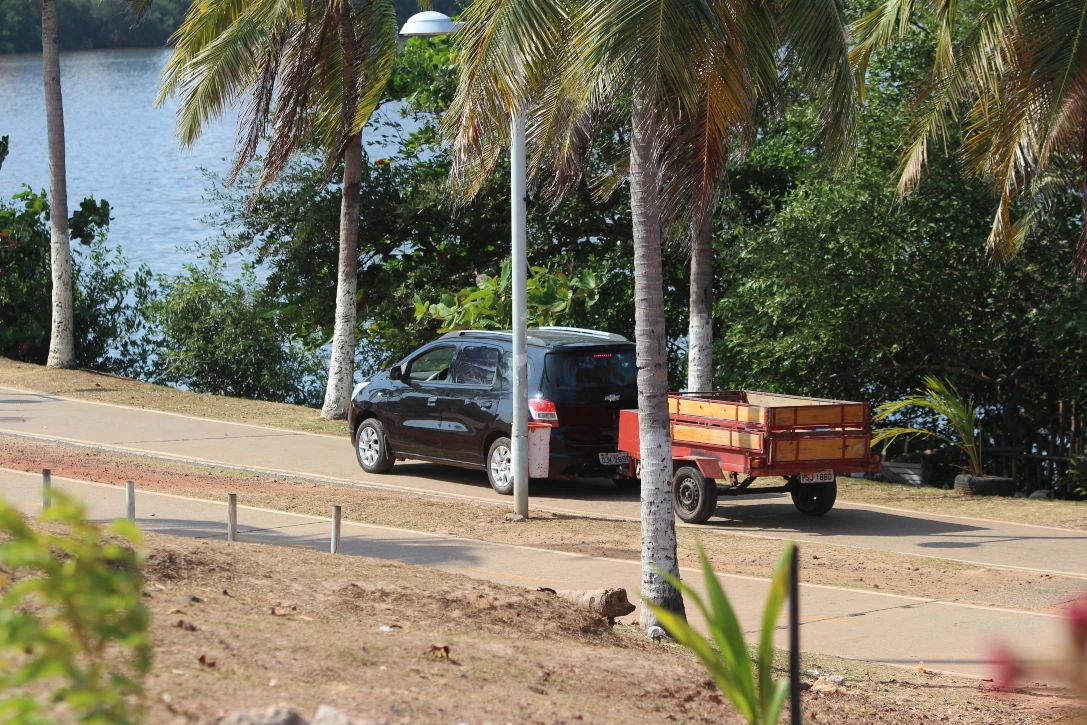 Carro também trafega no calçadão onde as pessoas caminham