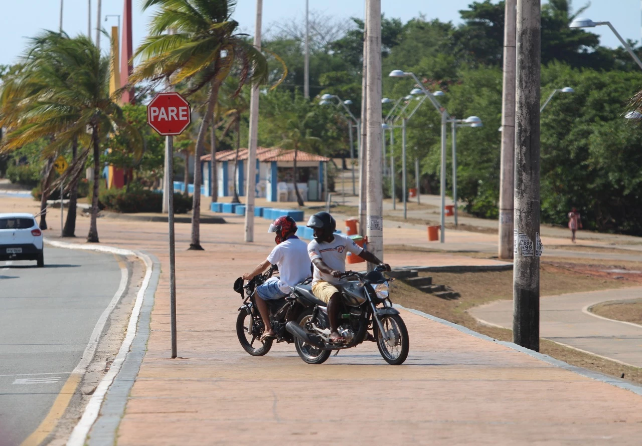 Muitas motocicletas são vistas trafegando no calçadão à margem da Lagoa da Jansen, como no flagrante (Matheus Soares / O Estado)