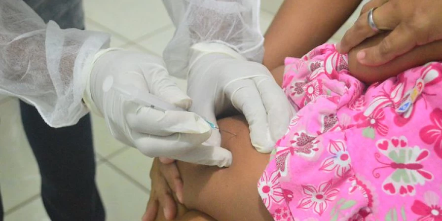Pais e responsáveis devem ficar atentos para não perder o prazo da vacina
