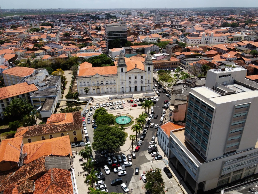 Igreja da Sé e Palácio do Comércio cercam a tradicional “praça da oficialidade”, além das sedes dos governos municipal e estadual