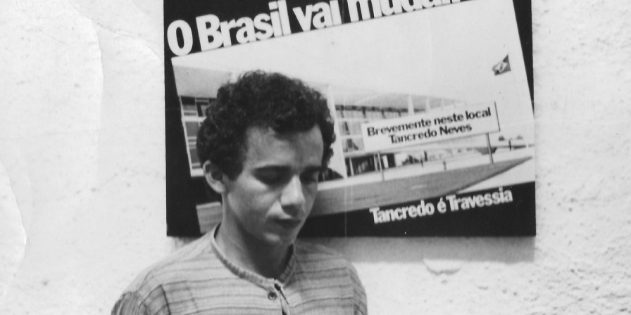 Na antiga redação de O Estado: ao fundo, o cartaz da campanha política que elegeu Tancredo Neves e José Sarney para presidência da República, encerrando o regime militar (brasil vai mudar)