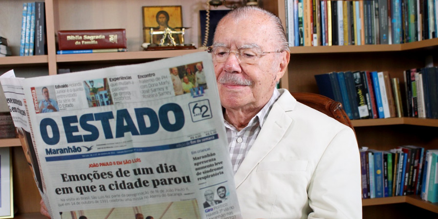José Sarney com a edição de O Estado (José sarney)