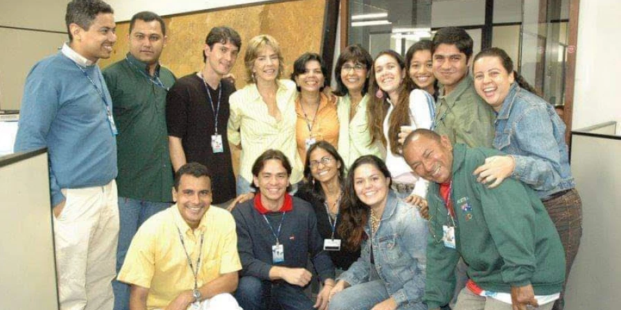 Ribamar Cunha (de amarelo) com parte da equipe que passou pelo O Estado com as atrizes Maitê Proença e Clarisse Derzié